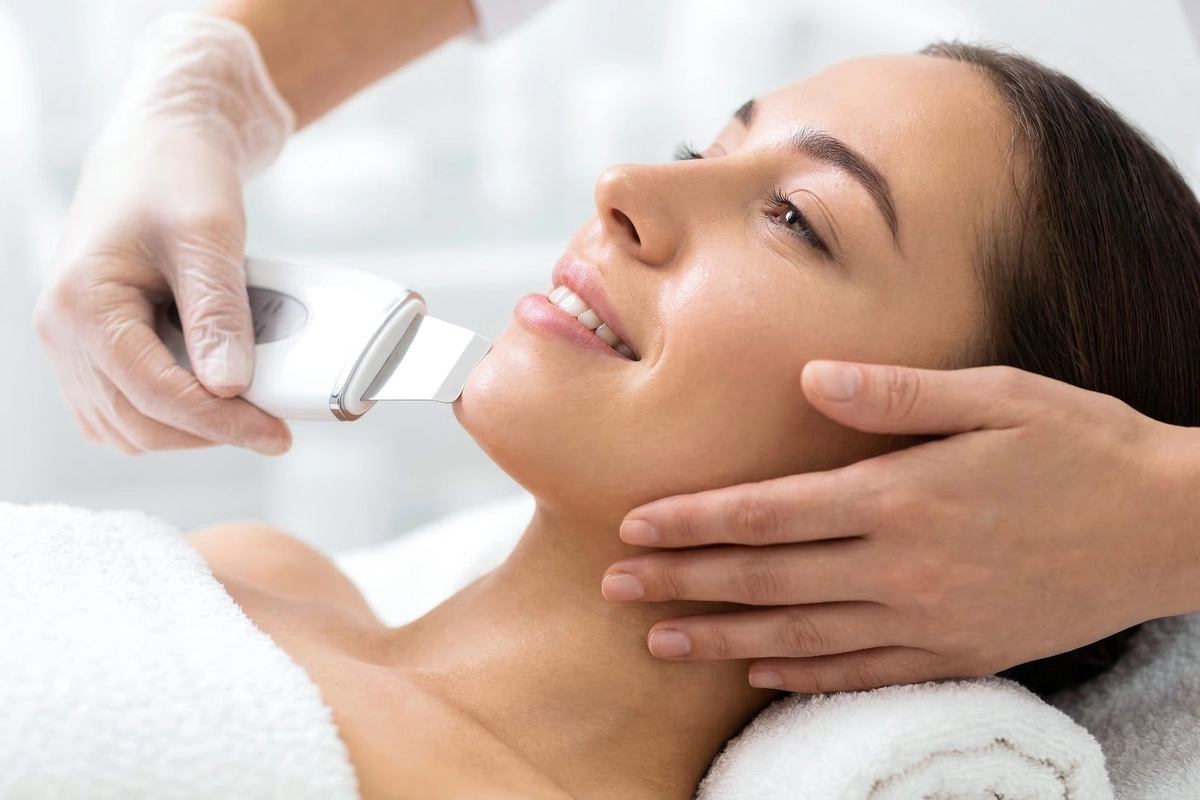 Patient Getting Ultrasonic Exfoliation at Hello Skin Esthetics